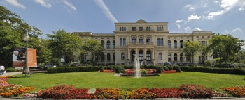 Around 5,000 animals call the Frankfurt Zoo their home.