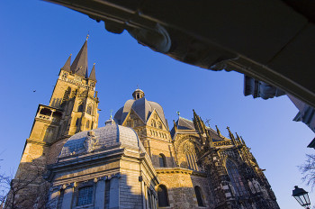 Der Aachener Dom wurde von Karl dem Großen gebaut.