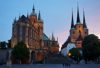 Direkt neben dem Erfurter Dom (li.) steht die Kirche St. Severin.