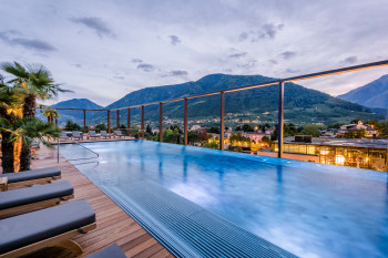 Infinity-Pool im Abendlicht