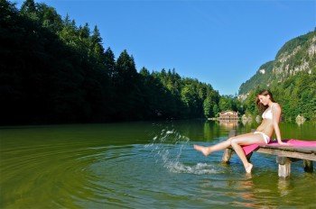 Im Sommer lädt der See zu einer kurzen Erfrischung ein.