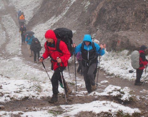 Auch im Spätsommer kann auf diesem Weg schon Schnee liegen