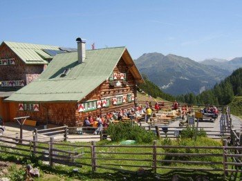 In der Südwienerhütte kannst du dich mit einer leckeren Jause stärken.