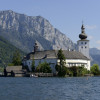 Start der Etappe ist in Gmunden am Rathaus. Dann geht es erstmal am Traunsee entlang mit Blick auf das Schloss Orth und den mächtigen Traunstein.