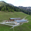 Die Bärenbadalm befindet sich inmitten des Karwendelgebirges am südlichen Berghang des Zwölferkopfs und auf halber Strecke des Panoramarundweges.