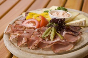 Eine Tiroler Brettljause auf der sonnigen Seeterrasse - was will man mehr?