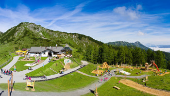 Der Spielplatz befindet sich direkt neben der Gamskogelhütte.