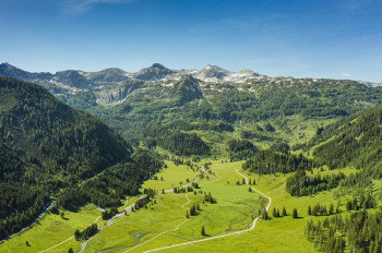 Die Gnadenalm liegt eingebettet in die Radstädter Tauern auf der Bundesstraße Richtung Obertauern.