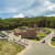 Eingangsbereich und Parkplatz des Naturerbezentrums.
