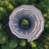 Als Höhepunkt gilt der kelchförmige Holzturm.