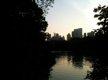 Sonnenuntergang im Central Park mit Blick auf die Skyline Manhattans