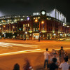 Blick auf Coors Field bei Nacht. In Lower Downtown gelegen, befindet es sich nur zwei Blocks von der Union Station.