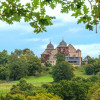 Das Dornröschenschloss ist wie im M&auml;rchen von einem Rosengarten umgeben und liegt inmitten des Reinhardwaldes.