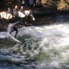 Mehr als einen halben Meter hoch türmt sich die stehende Welle am Eisbach.
