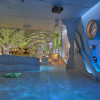 Im Haus der Berge lernst du die Natur vom Grund des Königssees bis zum Gipfel des Watzmanns kennen. Hier siehst du den Ausstellungsübergang von "Wasser" zu "Wald".