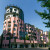Im Hundertwasserhaus tauchst du ein in die farbenfrohe Welt von Friedensreich Hundertwasser.