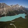 Der milchig-türkisblaue Peyto Lake liegt direkt am Icefields Parkway