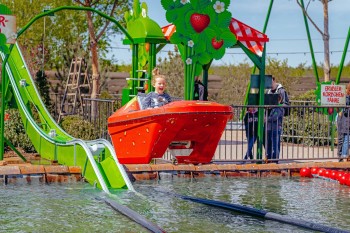 Die Wasserbahn bietet eine willkommene Abkühlung an heißen Tagen.