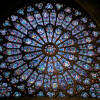 Tolles Fenster-Ornament im Inneren der Kirche.