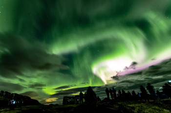 Spektakuläre tanzende Nordlichter im Westen Islands, aufgenommen am 12. April 2018.