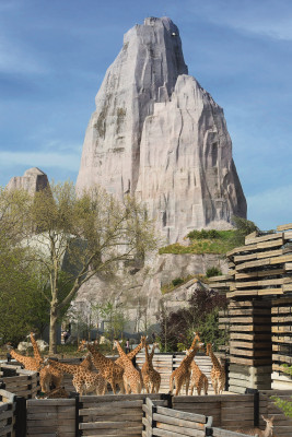 Der 65 Meter hohe Felsen ist das Wahrzeichen des Parc Zoologique.
