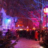 Rosa Lichteffekte beleuchten den schwul-lesbischen Weihnachtsmarkt am Stephansplatz in München.