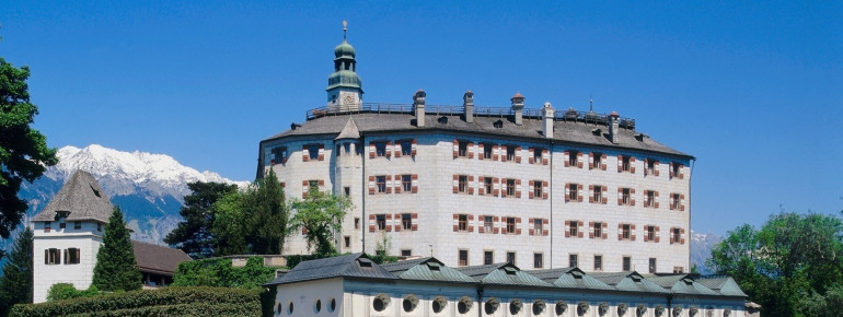 Außenansicht von Schloss Ambras in Innsbruck