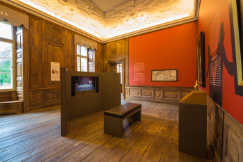 Besucher der modernen Ausstellung wandeln auf den Spuren von Graf Hans Caspar von Bothmer.