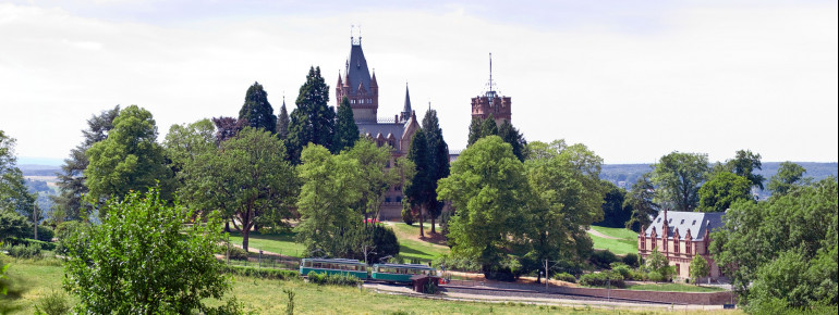 Das Schloss Drachenburg liegt in der romantischen Landschaft des Siebengebirges.