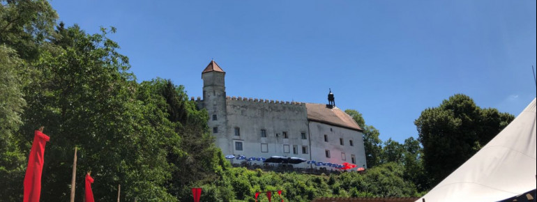Blick auf Schloss Ortenburg während der Ortenburger Ritterspiele