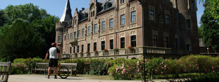 Die Kulisse des Wasserschlosses Paffendorf in Bergheim ist sehr geprägt durch den großen Park vor dem Schloss.