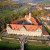 Aus der Luft sieht man den erstaunlichen Grundriss von Weikersheim: Das Schloss ist dreieckig.