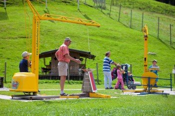 Der Spielpark, der sich direkt an der Talstation des 4er Sessellifts befindet, bietet viele Attraktionen. Hier können sich Groß und Klein am Baukran ausprobieren oder das Tiergehege besichtigen.