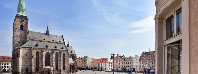 Die Kathedrale St. Bartholomäus am Platz der Republik