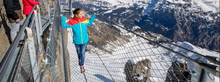 Der Felsenweg führt unter der Seilbahn hindurch.