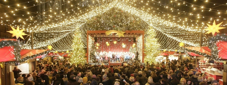 Konzerte unter dem Sternenzelt erwarten die Besucher am Weihnachtsmarkt.