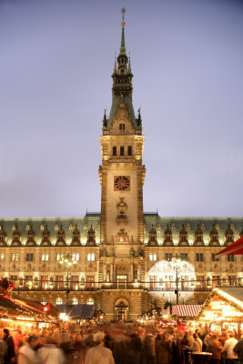 Weihnachtliches Treiben vor dem Rathaus