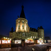Vor dem Schloss Merode wird das idylische Weihnachtsdorf jedes Jahr aufgebaut.