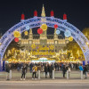 Der Rathausplatz erstrahlt im weihnachtlichen Lichterglanz.