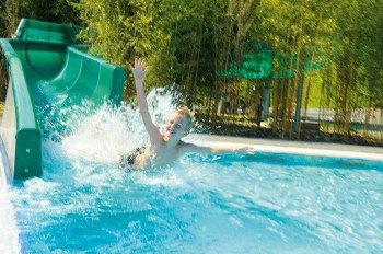Rutschenspaß ist in der Bodensee-Therme Konstanz dank der Großrutschbahn und Breitwasserrutsche garantiert.