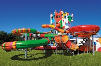 Das bunte Rutschenparadies ist schon von weitem zu erkennen!