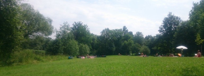 Die riesige Liegewiese bietet auch bei bestem Wetter genügend Platz für viele Besucher. Badebuchten in der Ilz befinden sich links.