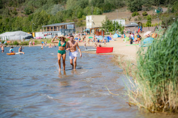 Das Strandbad Stöbnitz hat einen bewachten Strandbereich.