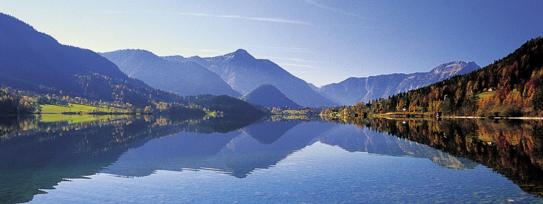 Der Grundlsee ist der größte See der Steiermark.