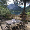 Direkt am See gibt es ein Café-Restaurant.