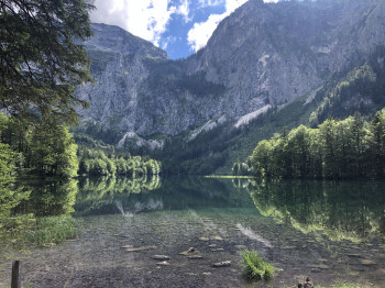 Bis zum Hinteren Langbathsee brauchst du ca. 45 Minuten.