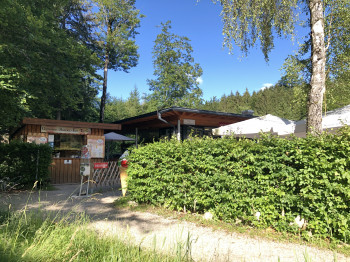 Neben dem Café gibt es auch ein Kiosk.